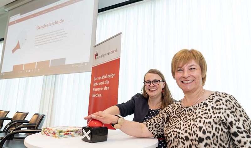 Das Foto zeigt Rebecca Beerheide und Carmen Marks (BMFSFJ) beim Launch von Genderleicht.de