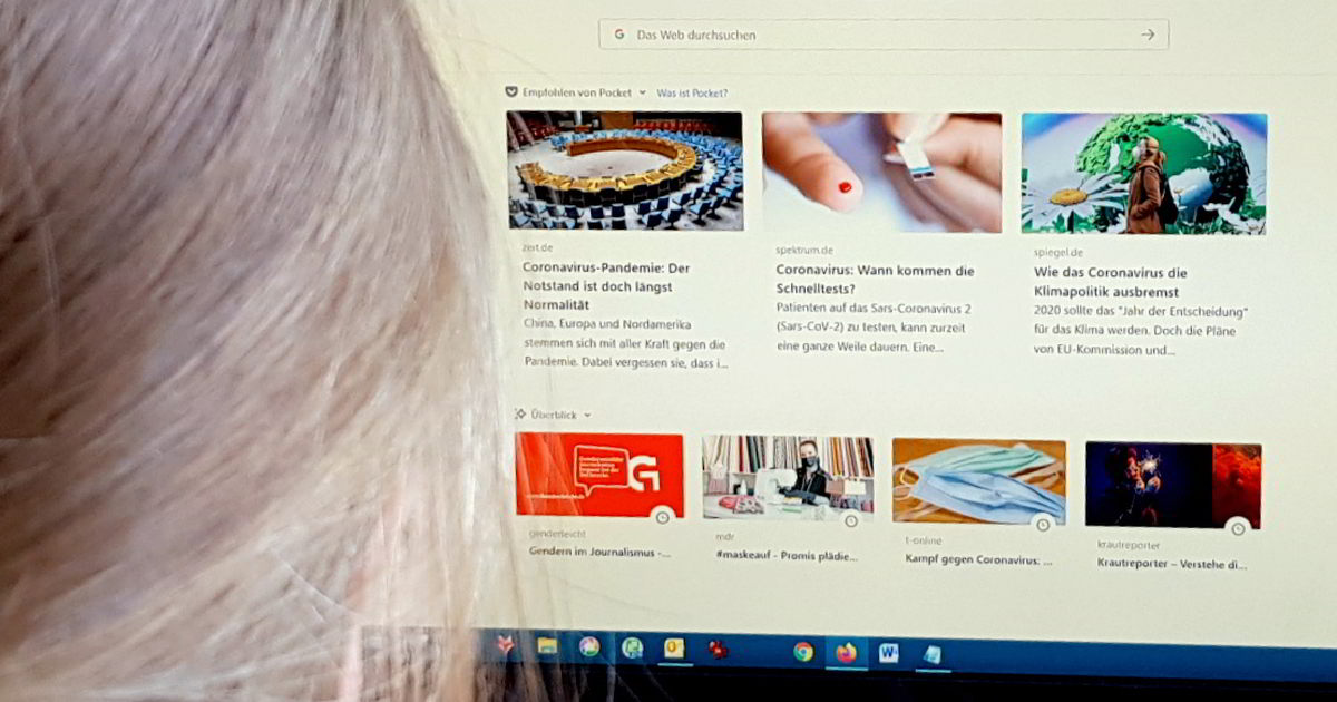 Blonder Haarschopf vor einem Rechner mit Blick auf verschiedene Artikel in der Firefox-Oberfläche