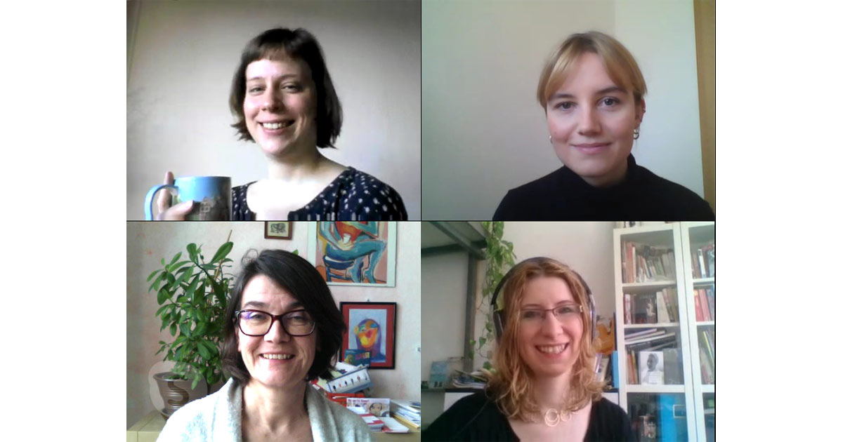 Portraitaufnahme vier Frauen beim Skypen