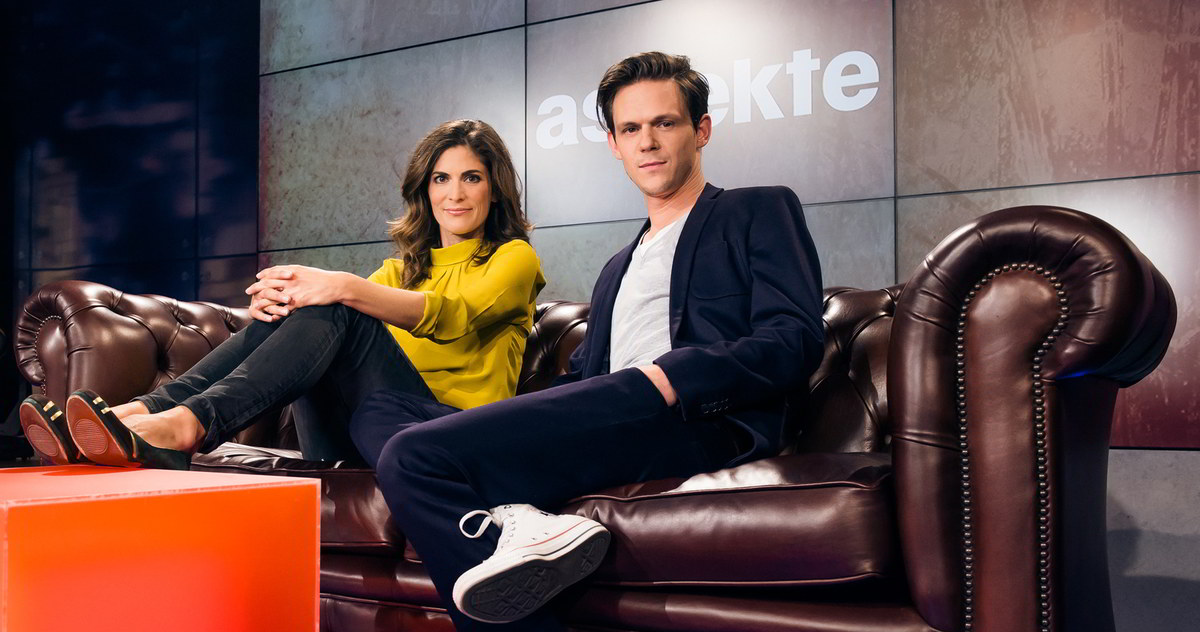 Katty Salié und Jo Schück sitzen im Fernsehstudio auf dem Sofa der ZDF-aspekte-Sendung / Foto: Svea Pietschmann, ZDF