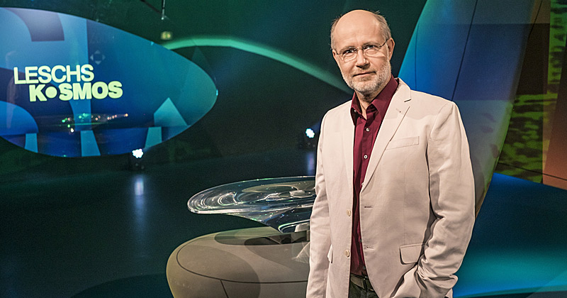 Prof. Harald Lesch steht im Studio seiner Sendung Leschs Kosmos