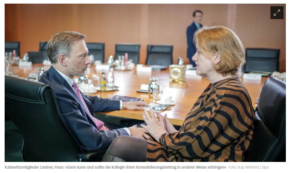 Lindner und Paus sitzen nebeneinander am Kabinettstissch. Sie sind in einem konzentrierten Gespräch miteinander.