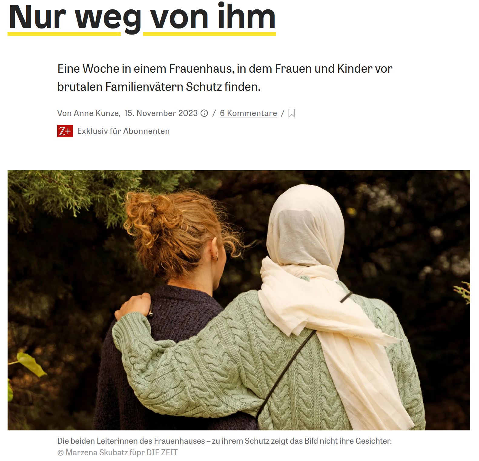 Screenshot ZEIT Online: Rückenansicht zwei Frauen. Die linke hat rote Haare, zum Dutt hochgesteckt, die rechte trägt ein beigefarbenes Kopftuch, sie hat den Arm um die Schulte der anderen gelegt.