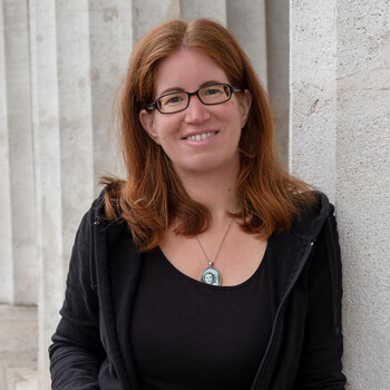 Portrait Barbara Wimmer: Frau im mittleren Alter, mit roten Haaren und Brille