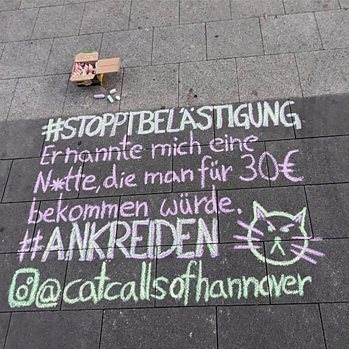 Text mit bunter Kreide auf Straßenpflaster: "#Stoppt Belästigung. Er nannte mich eine N*utte, die man für 30€ bekommen würde. # Ankreiden catcalls of hannover
