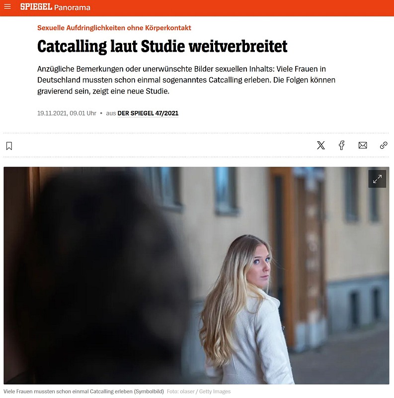 Screenshot aus Magazin Der Spiegel. Straßenszene: junge Frau dreht sich ängstlich zu einem dunklen Schatten in der linken Bildhälfte um.