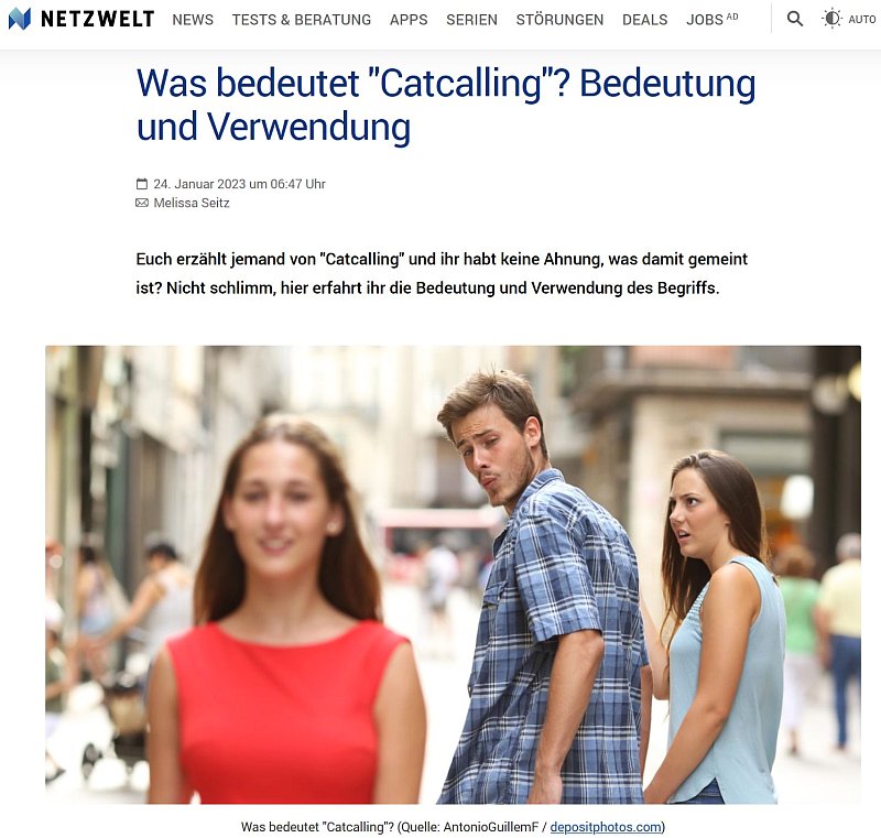 Screenshot aus Online-Magazin Netzwelt. Straßenszene: junger Mann dreht sich um zu einer dunkelhaarigen Frau im roten Kleid, die gerade an ihm vorbeigegangen ist Straßenszene. Seine Freundin schaut ihn empört an.