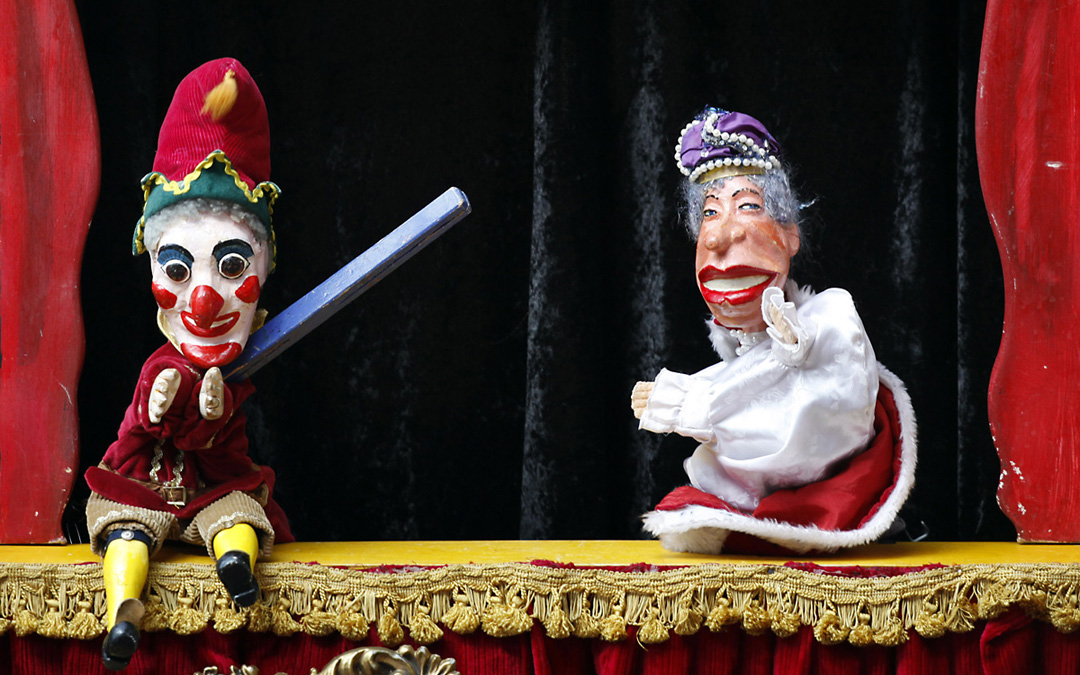 Kasperletheater mit zwei handgefertigten Puppen: Kasper und König