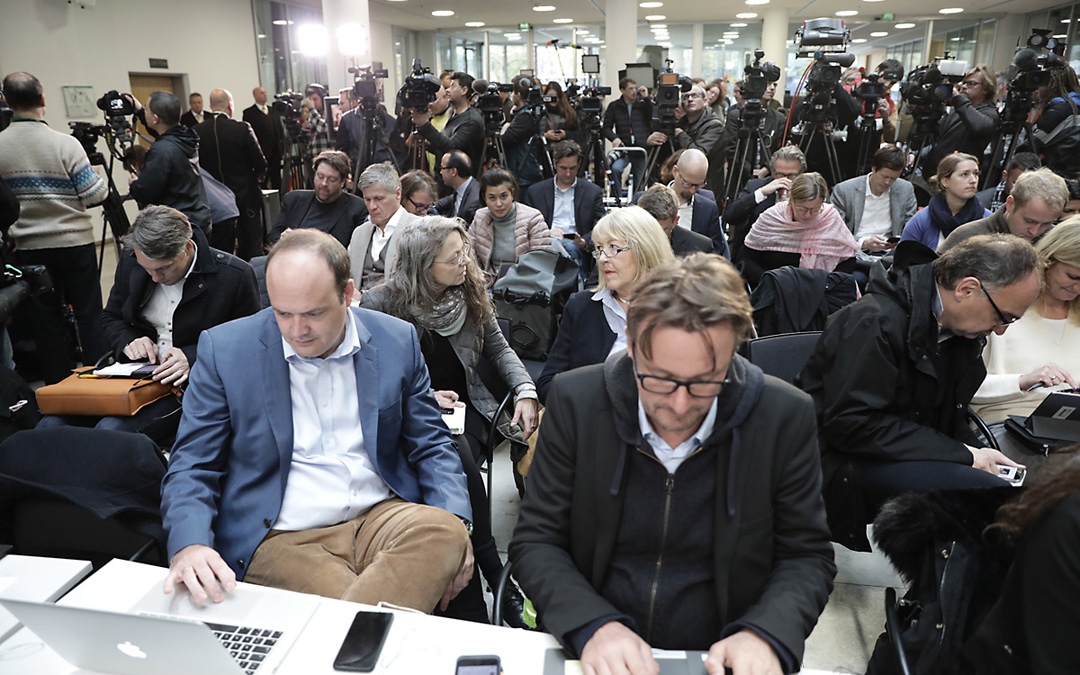 Pressekonferenz mit vielen Journalistinnen und Journalisten, hinten stehen die Fernsehkameras