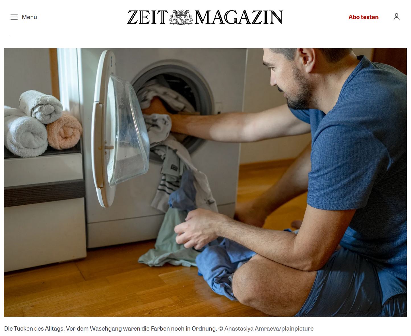 Screenshot aus Online-Magazin Netzwelt. Straßenszene: junger Mann dreht sich um zu einer dunkelhaarigen Frau im roten Kleid, die gerade an ihm vorbeigegangen ist Straßenszene. Seine Freundin schaut ihn empört an.