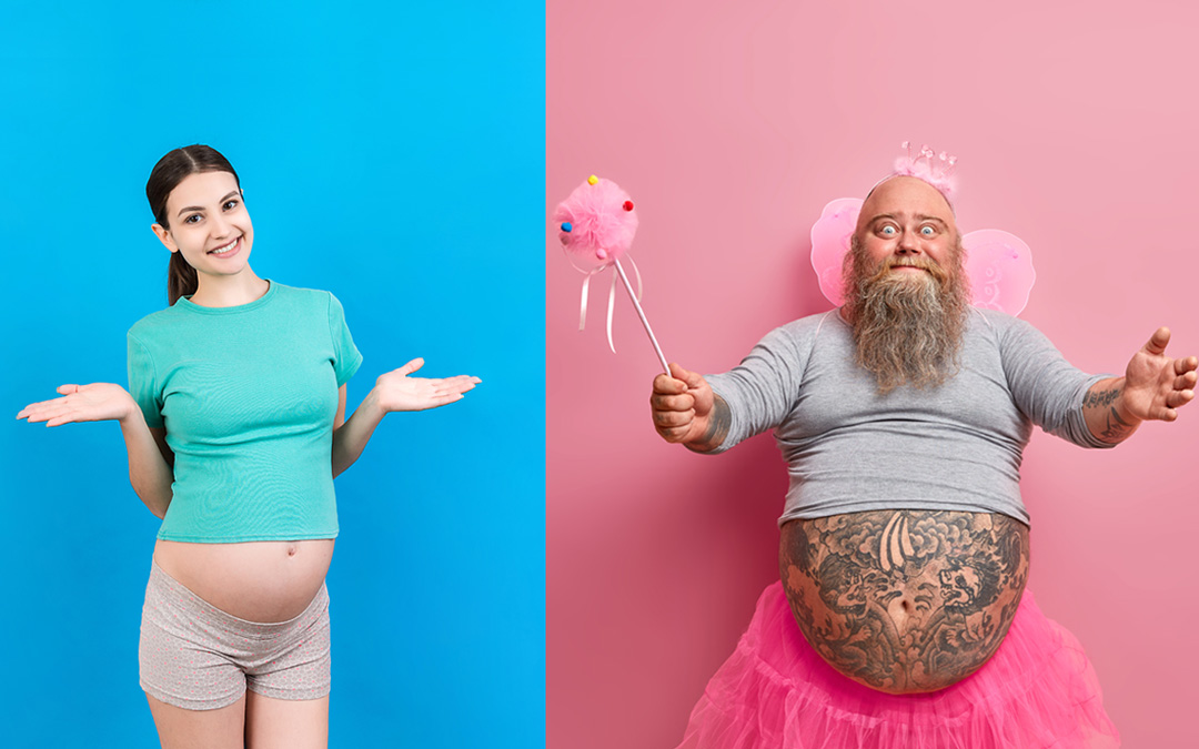 Fotomontage: Links eine schwangere Frau mit dickem Bauch vor einem türkis Hintergrund, rechts ein Mann mit dickem Bauch voller Tattoos, verkleidet als Fee vor einem pinkfarbenen Hintergrund