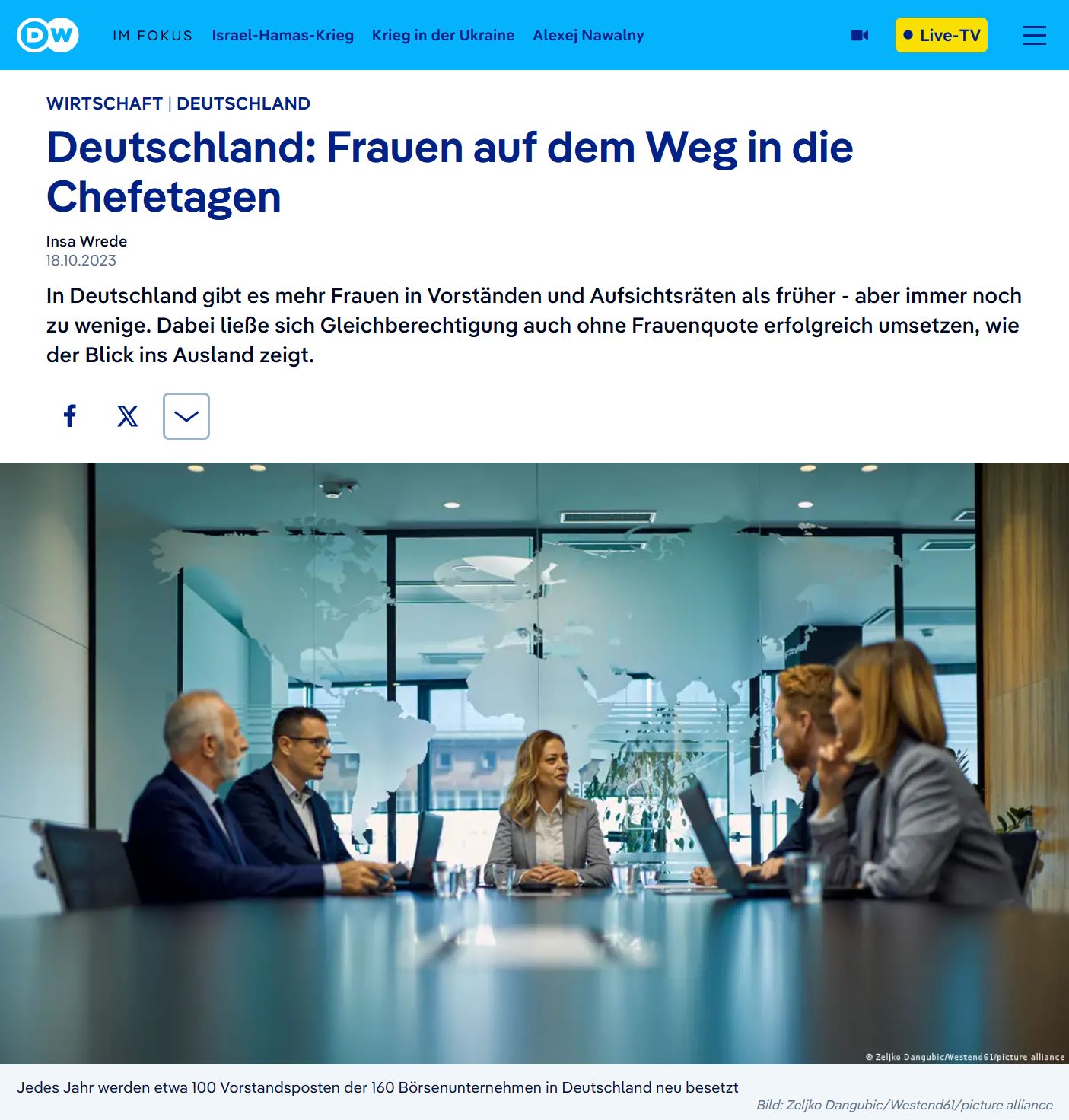 Frau steht im Gegenlicht eines Büros und schaut auf die Skyline mit Hochhäusern