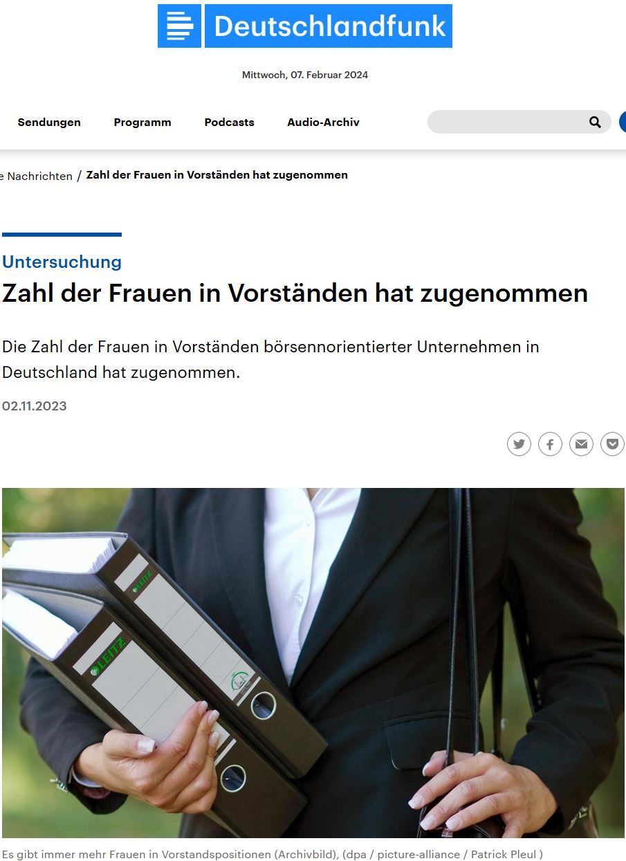 Frau mit Aktenordnern und Handtasche im Kostüm. Der Kopf ist nicht zu sehen.