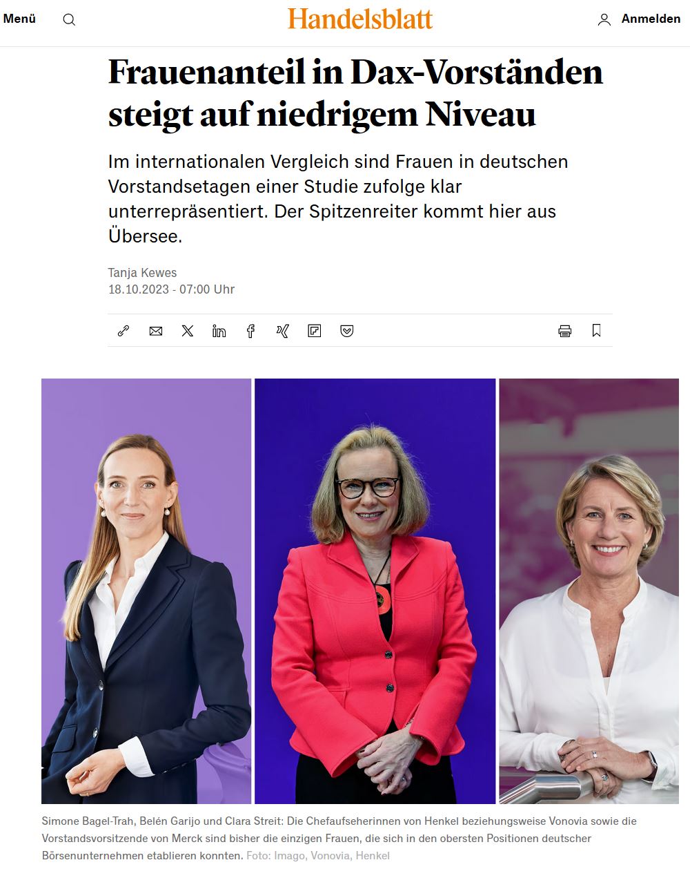Frau im grauen, engsitzenden Kleid läuft an sechs Männern vorbei. Alle sind nur ab Bauch abwärts fotografiert.