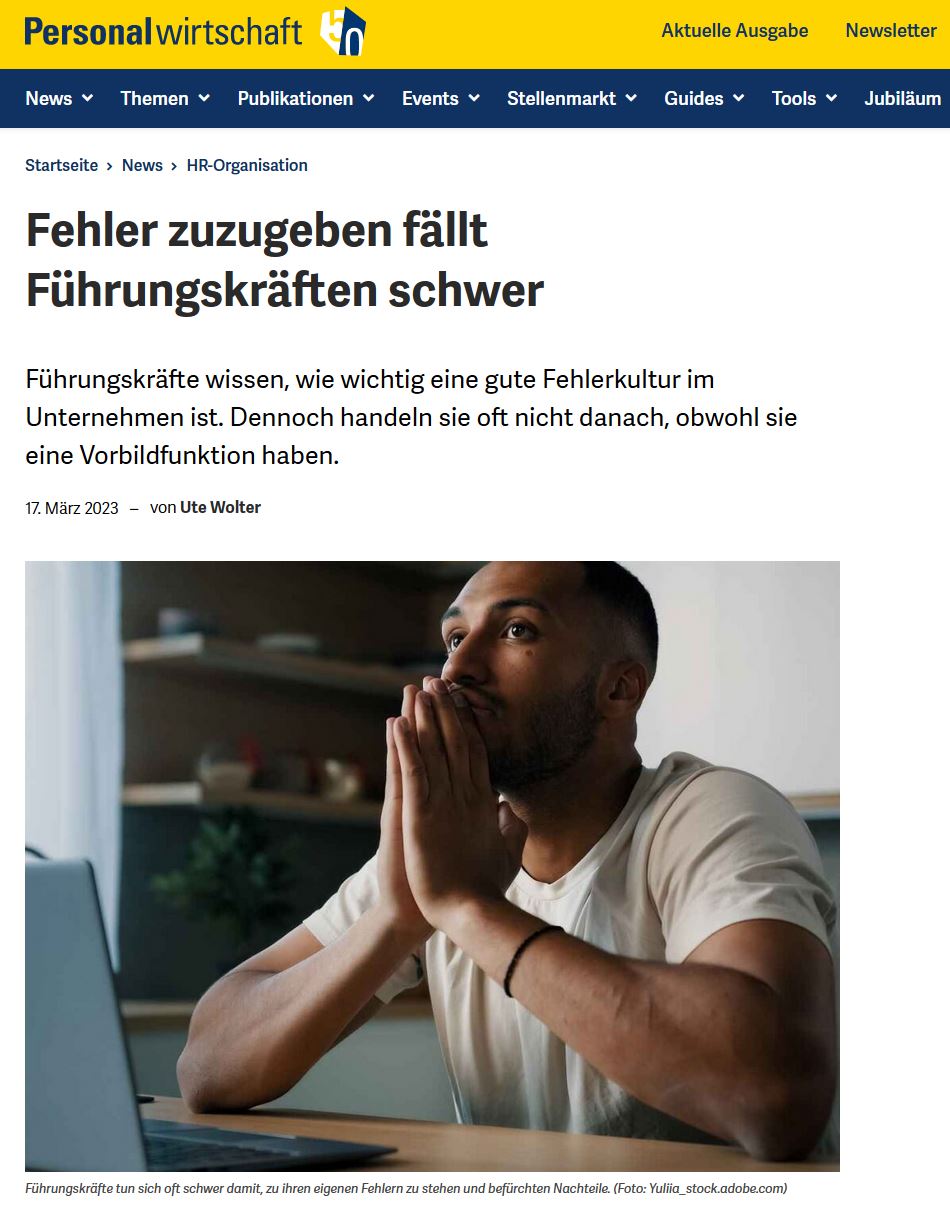 Mann, Schwarz, sitzt nachdenklich vor einem Laptop