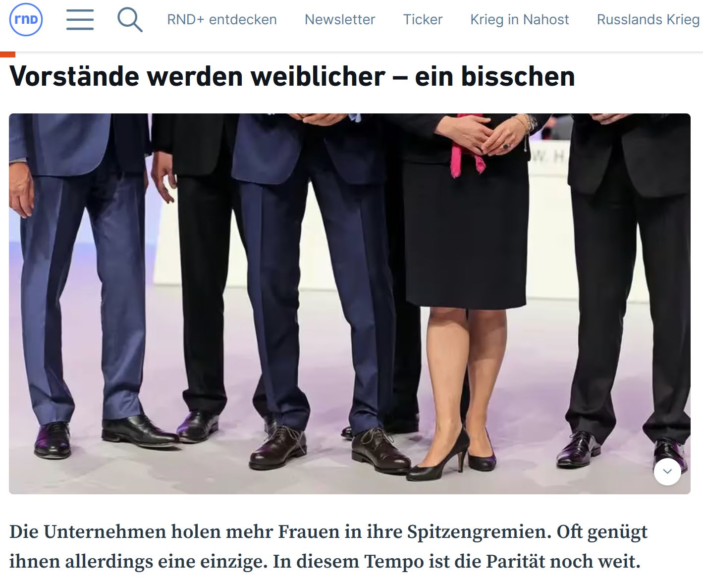 Screenshot: Blick auf die Beine von fünf Männern im Anzug und einer Frau mit Rock und Pumps