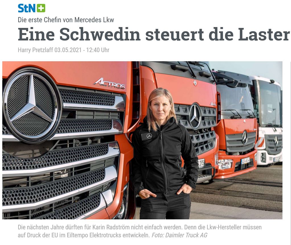 Eine Reihe von LKWs. Blonde Frau lehnt sich an die Front des vordersten Lasters