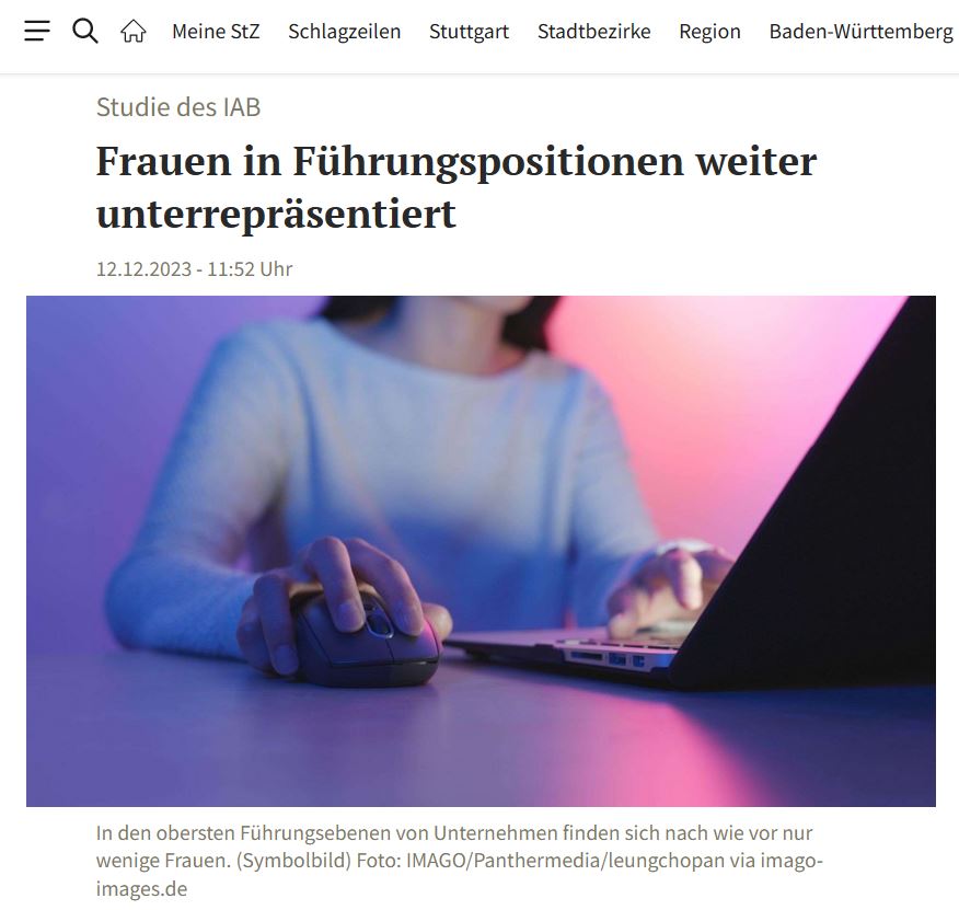 Frau am Laptop. Der Kopf ist nicht zu sehen.