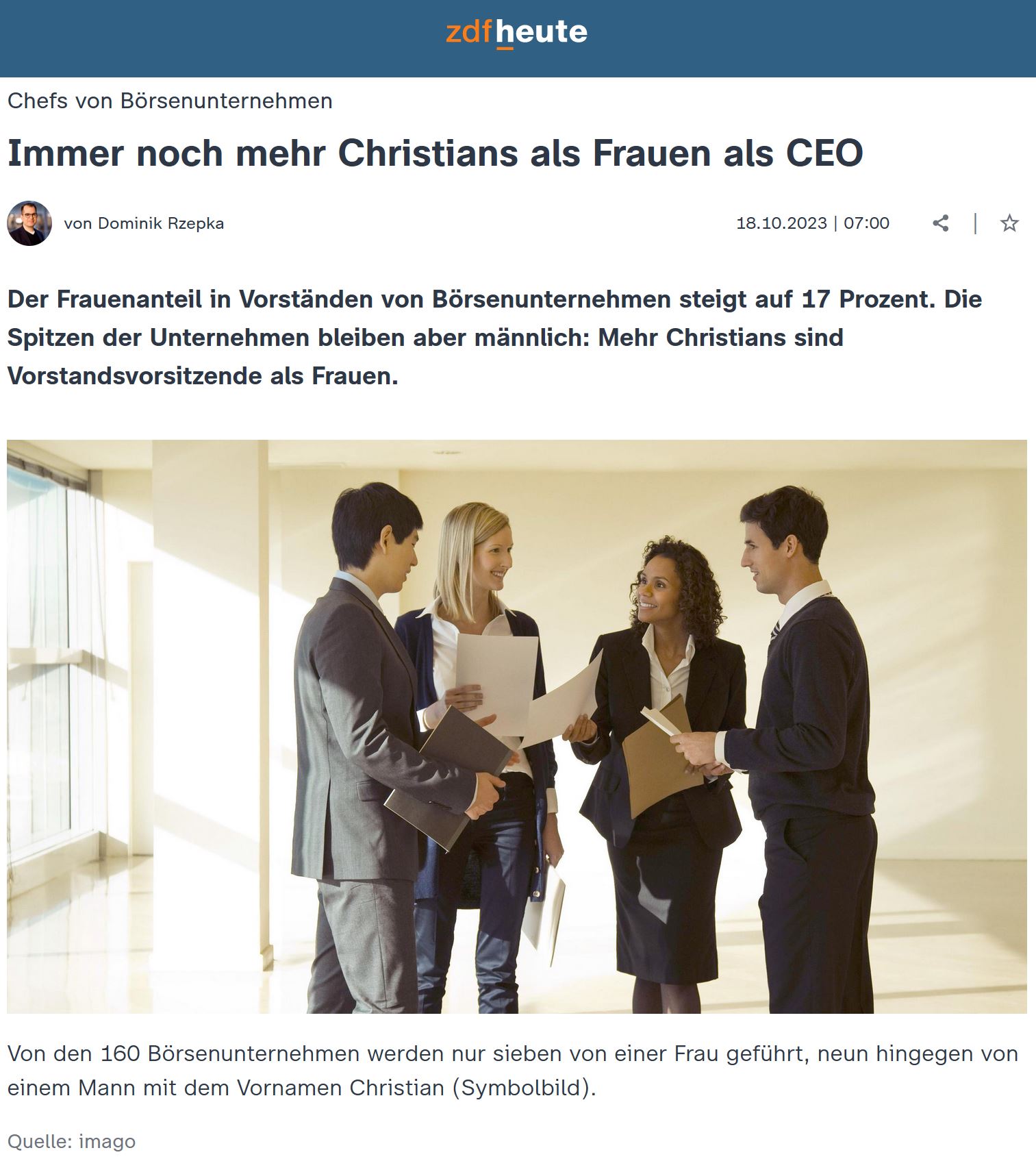 Zwei Frauen und zwie Männer stehen in Businesskleidung in einem leeren, sonnendurchfluteten Büroraum