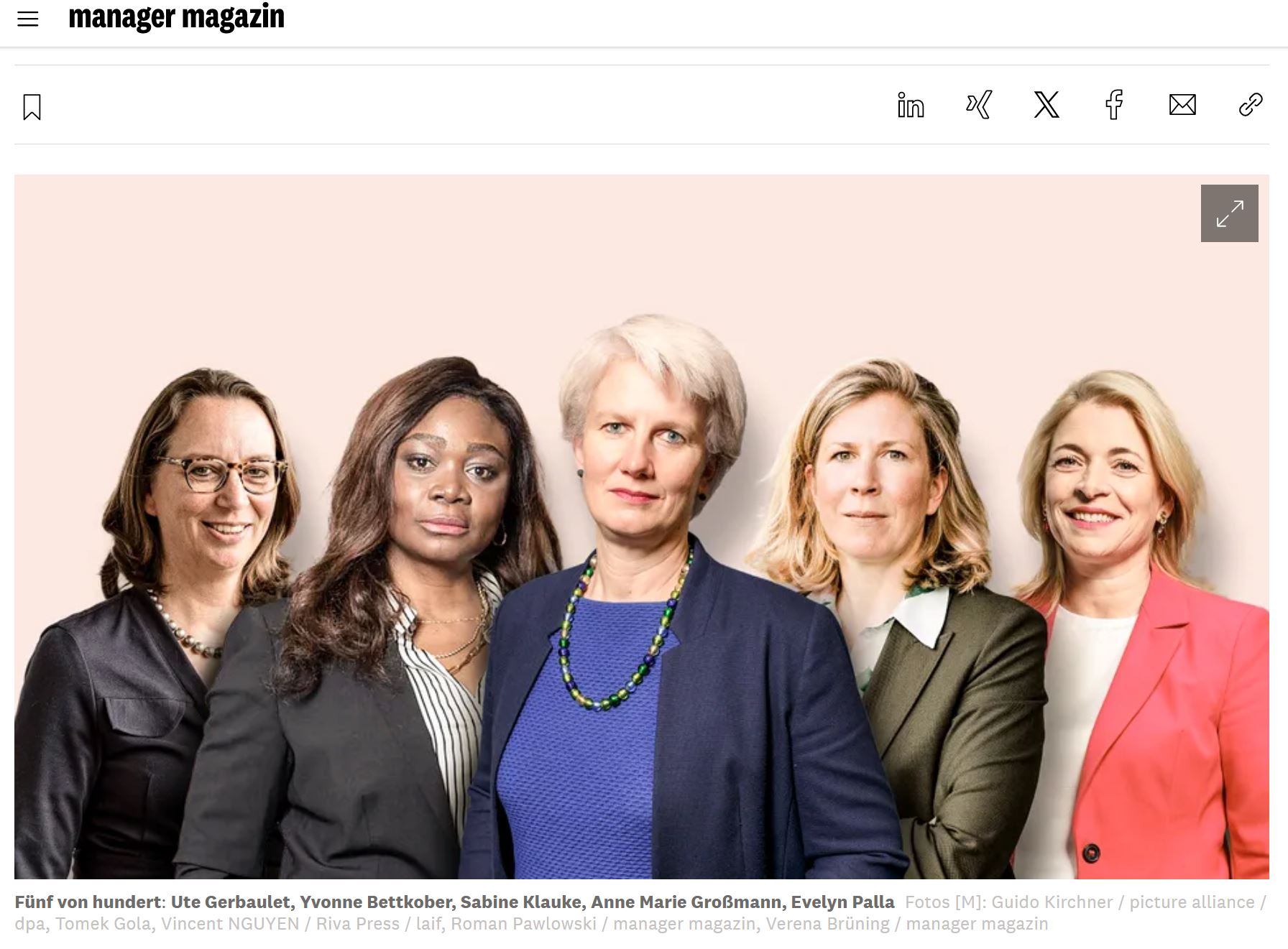 Vier junge Frauen in sommerlicher Bürokleidung stehen und sitzen aufgereiht an einem Schreibtisch