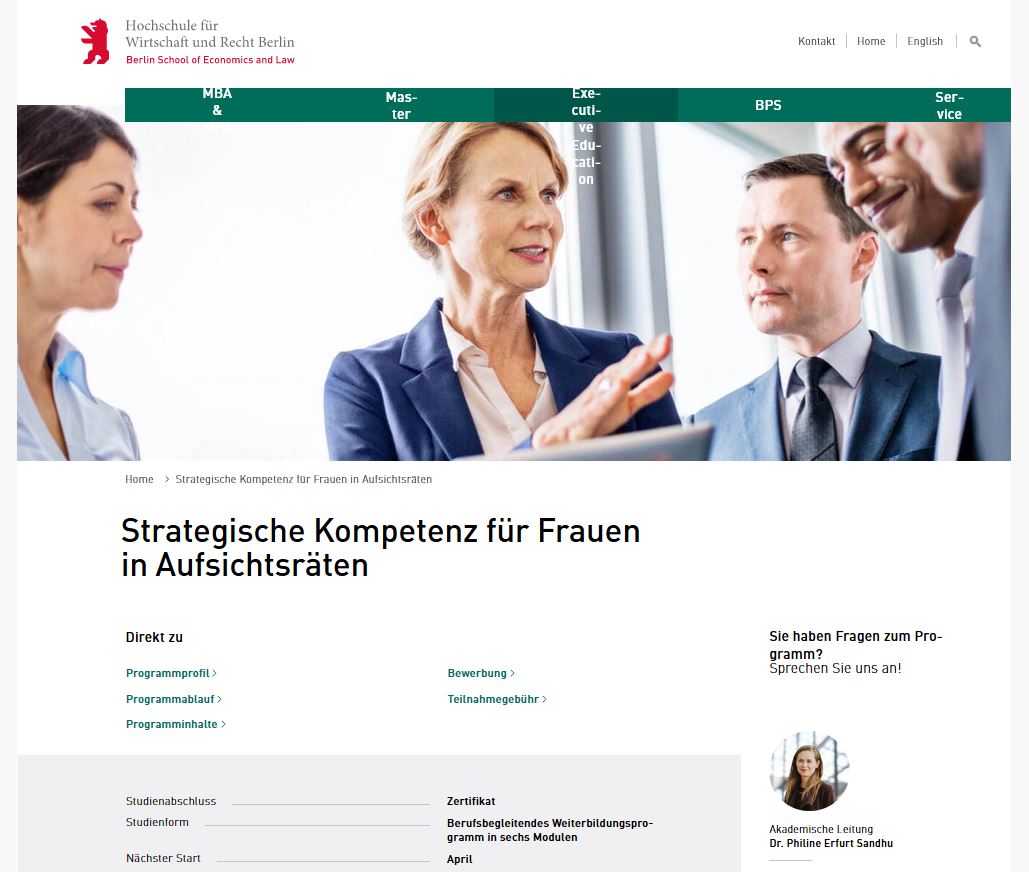 Profilbild einer Website: eine mittelalte blonde Frau erklärt mehreren Männer und Frauen etwas