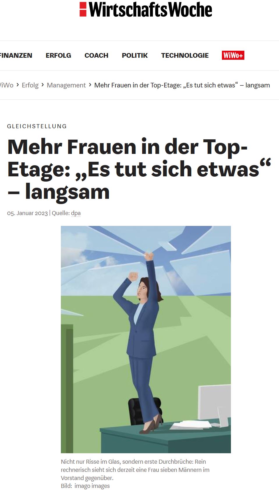 Bunte Zeichnung: Frau im Hosenanzug steht auf einem Schreibtisch und boxt nach oben. Die gläserne Decke zerspringt.