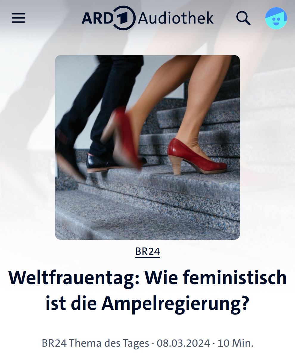 Screenshot: Mann und Frau gehen Treppe hoch, er mit Hosen, sie mit roten Pumps und nackten Waden