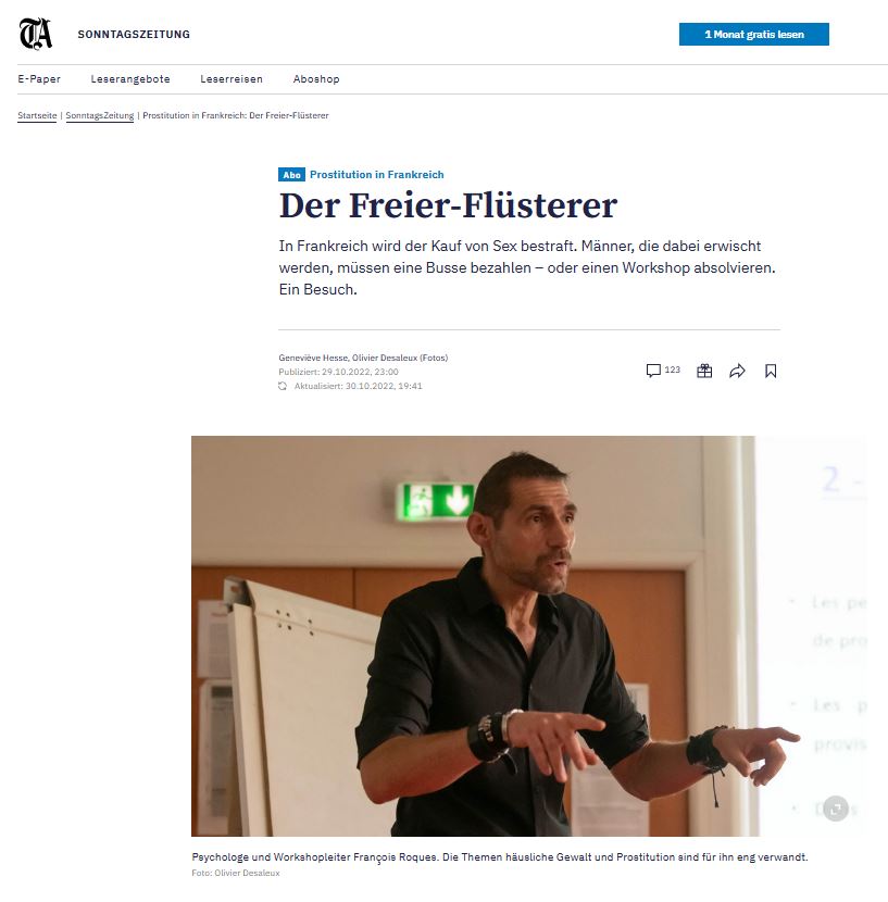 Mann im schwarzen Hemd zeigt bei einem Workshop auf Personen außerhalb des Bildes.