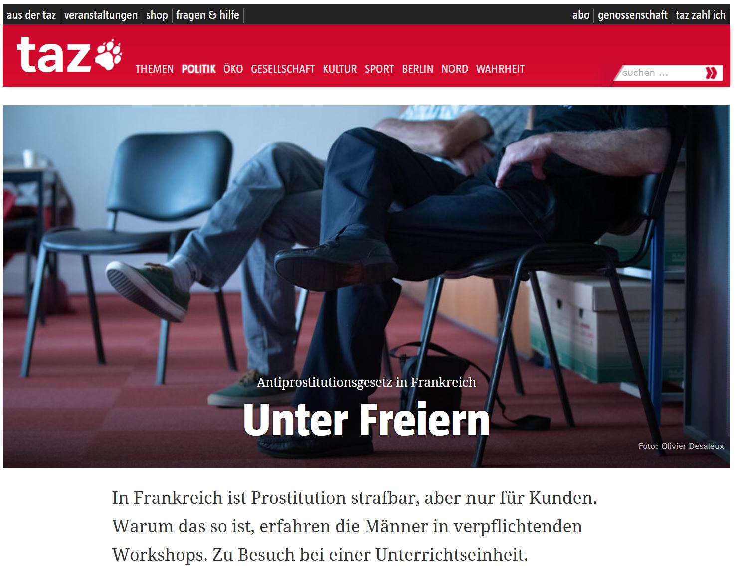Zwei Männer sitzen mit übergeschlagenen Beinen in einer Stuhlrunde. Ihre Köpfe sind nicht zu sehen.