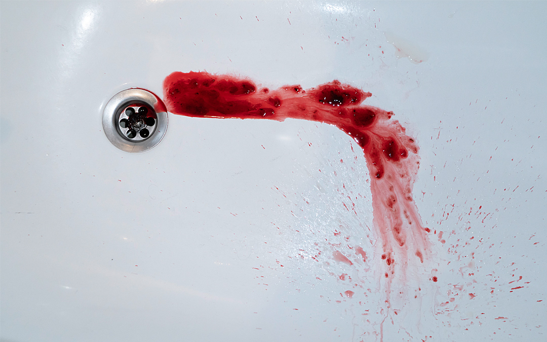 Im Badewannenabfluss ist eine dicke Spur Blut zu sehen