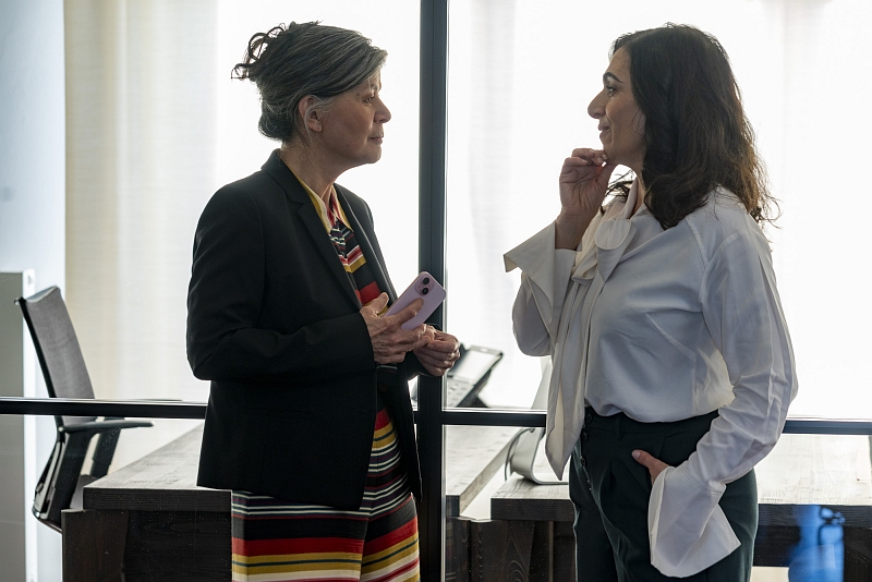 Chefinnen im Gespräch ©Anita Back Zwei Frauen im Businessoutfit sprechen miteinander