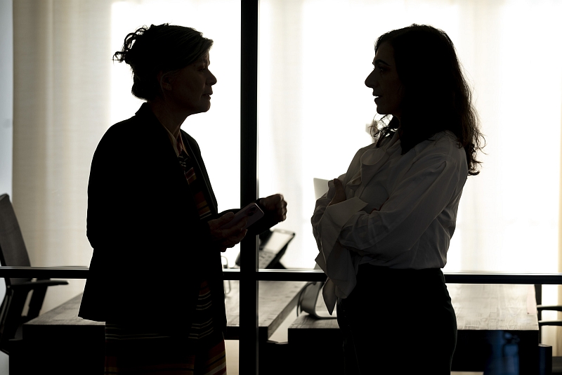 Gegenlicht: Chefinnen im Gespräch ©Anita Back Im Gegenlicht: Zwei Frauen im Businessoutfit sprechen miteinander