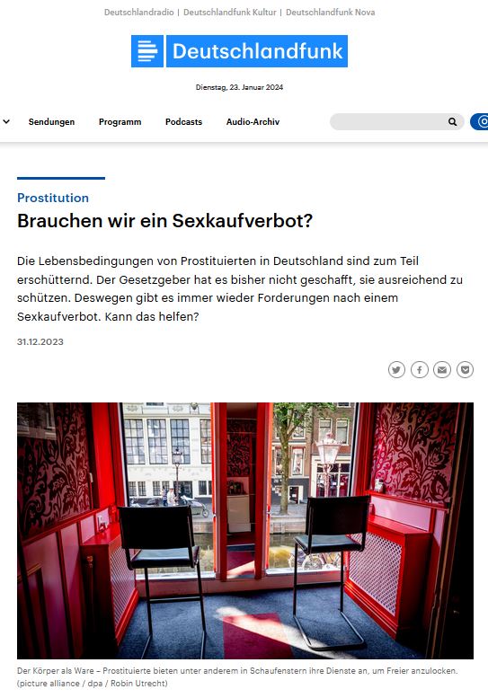 Zwei leere Barhocker in einem Schaufenster in Amsterdam, Screenshot Deutschlandfunk, </br>Foto © <em>Robin Utrecht, picture alliance, dpa</em>