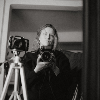 Schwarz-weiss-Porträt Natalie Stanczak fotografiert sich im Spiegel