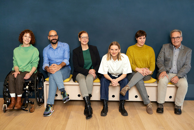 Gruppenbild 4 ©Julia Baier Frau mit grauen Haaren arbeitet konzentriert am Schreibtisch