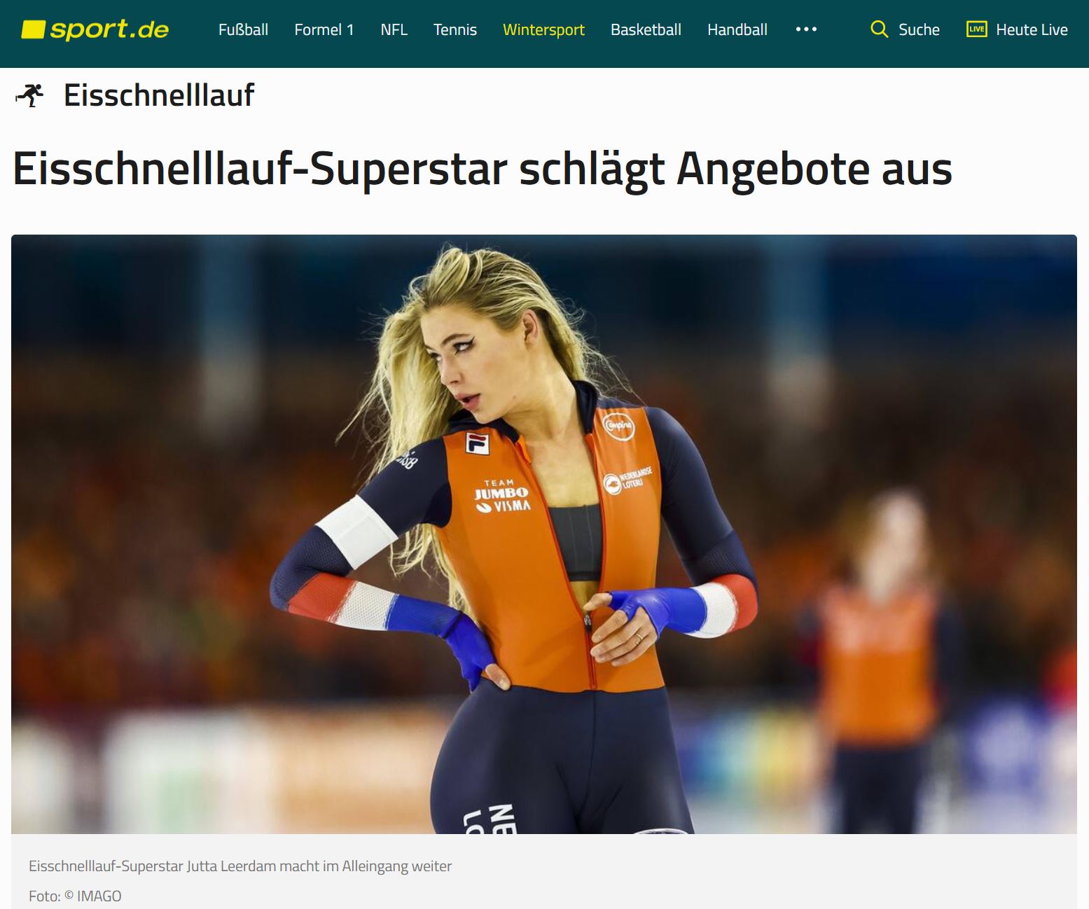 Eisschnellläuferin Jutta Leerdam steht mit offenem Haar und hat den Reissverschluß zu ihrem engen Ganzkörpertrikot halb heruntergezogen