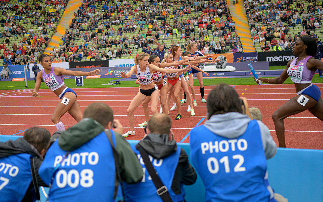 Leichtathletik-Europameisterschaften, 4 x 400 Meter. Fotojournalisten fotografieren sieben auf die Staffelübergabe wartende Läuferinnen