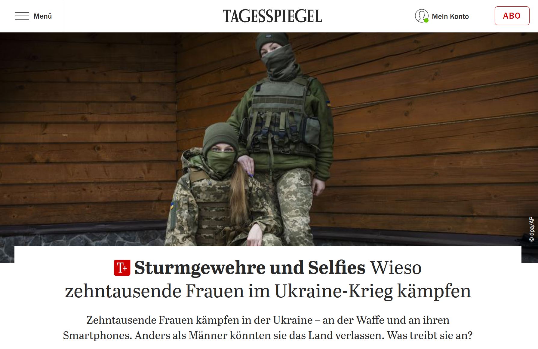 Zwei vermummte Soldatinnen posen fürs Foto: eine hockt, die zweite steht leicht dahinter und hat der anderen die Hand auf die Schulter gelegt.