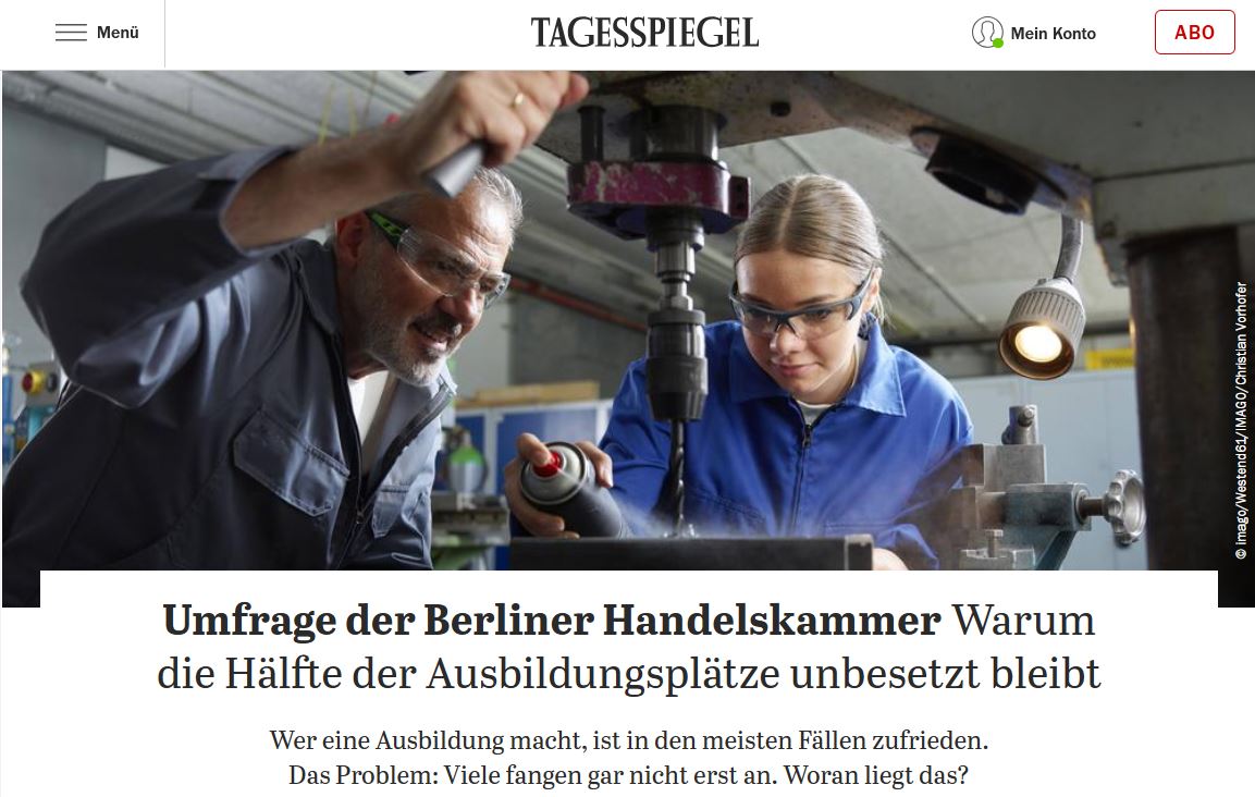 Andere Bildsprache: Ein Mann mit einem Baby im Tragetuch spült Geschirr in der Küche