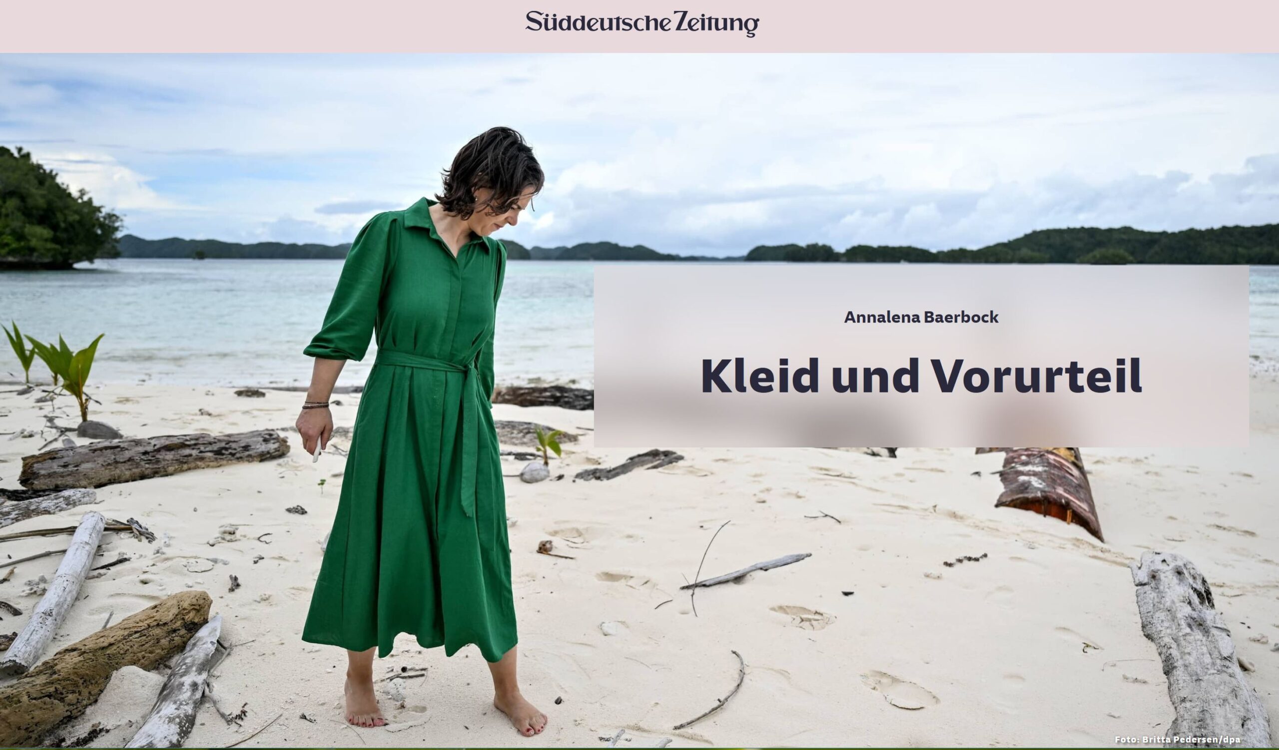 Screenshot Foto: Annalena Baerbock steht barfuß in einem grünen Kleid an einem Strand. Neben ihr die Artikelüberschrift: „Kleid und Vorurteil"