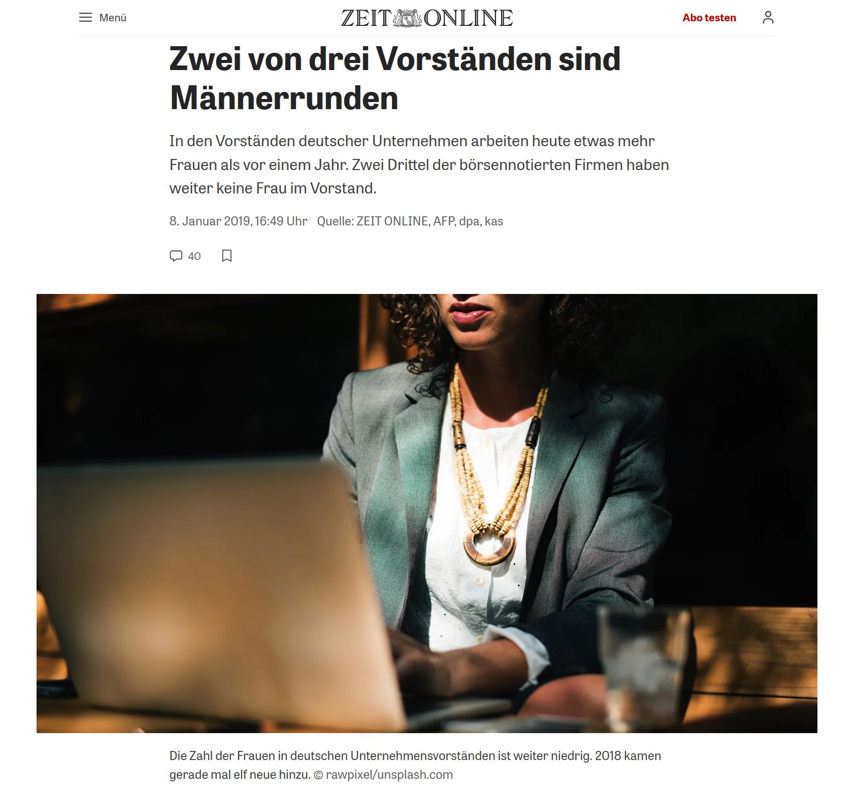 Junge Frau sitzt vor Laptop. Von ihrem Gesicht ist nur die untere Hälte ab der Nasenspitze zu sehen