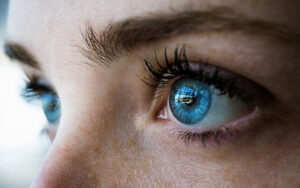 Nahaufnahme von zwei blauen Augen