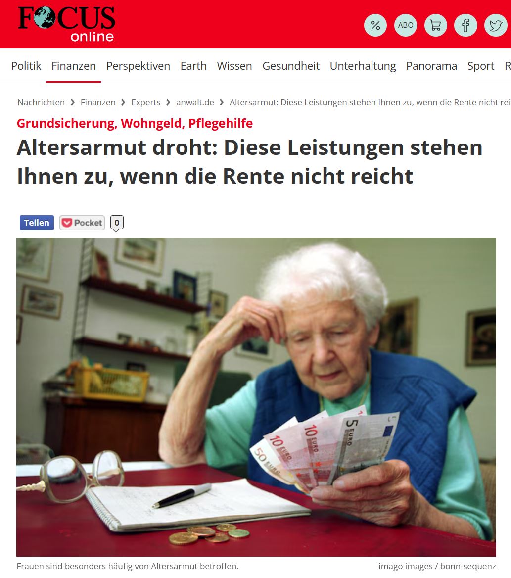 Alte Frau betrachtet mehrere Geldscheine zuhause in ihrem Wohnzimmer