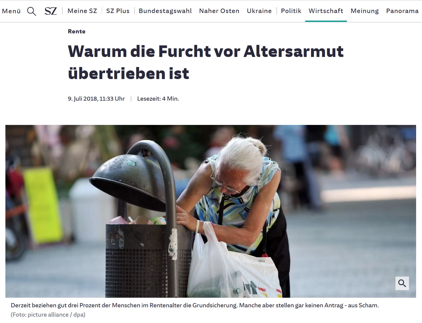 Alte Frau mit weißen Haaren in einer Fußgängerzone. Sie sucht etwas in einem Mülleimer.
