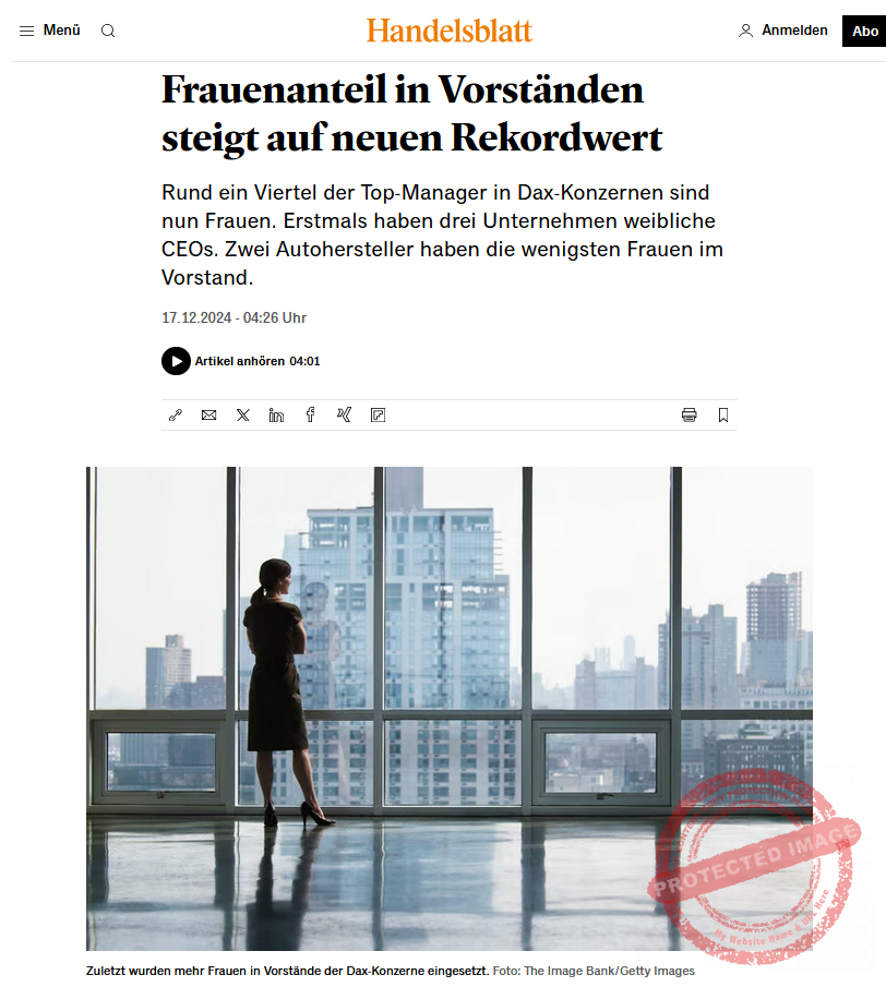 Frau in Kleid und Pumps steht am bodentiefen Fenster mit Hochhauskulisse. Sie ist von hinten fotografiert.