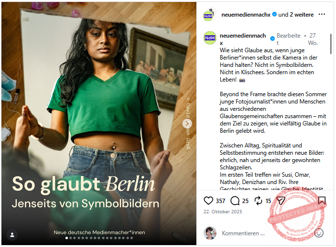 Junge Frau mit langen Haaren betrachtet sich im Spiegel