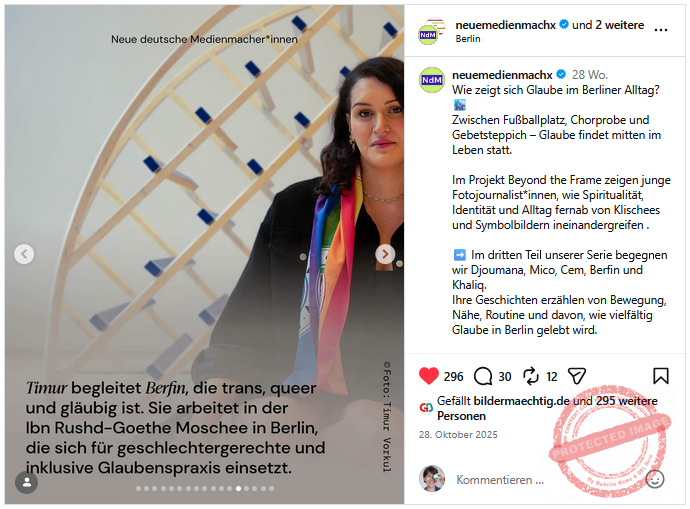 Frau mit Regenbogenfahne um die Schultern