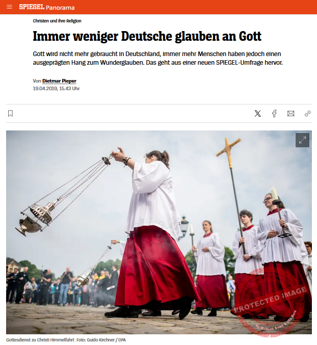 Drei Messdienerinnen und ein Messdiener in roten und wei&szlig;en Gew&auml;ndern bei einem Gottesdienst zu Himmelfahrt im Freien