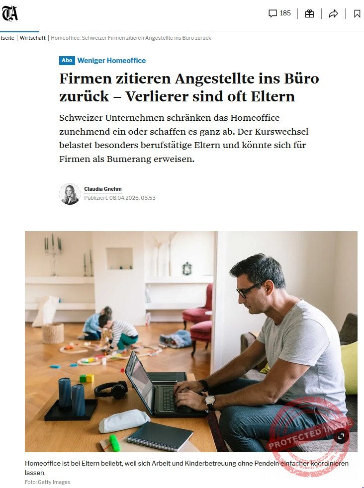 Screenshot Tagesanzeiger_2026-04-08 Papa sitzt mit Laptop arbeitend am Sofatisch, im Hintergrund spielen zwei Kinder mit ihrer Holzeisenbahn