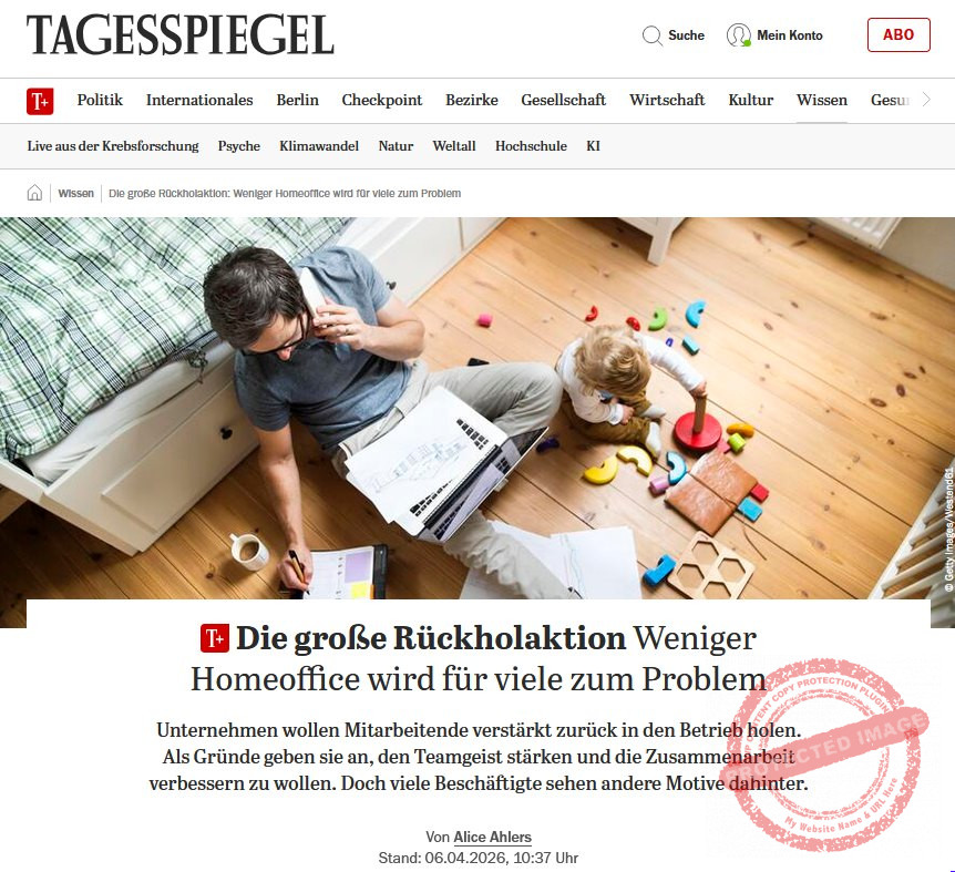 Screenshot Tagespiegel_2026 Vater sitzt mit Laptop, Arbeitspapieren und Handy am Ohr auf dem Fußboden, neben ihm spielt ein Kleinkind mit Bauklötzchen